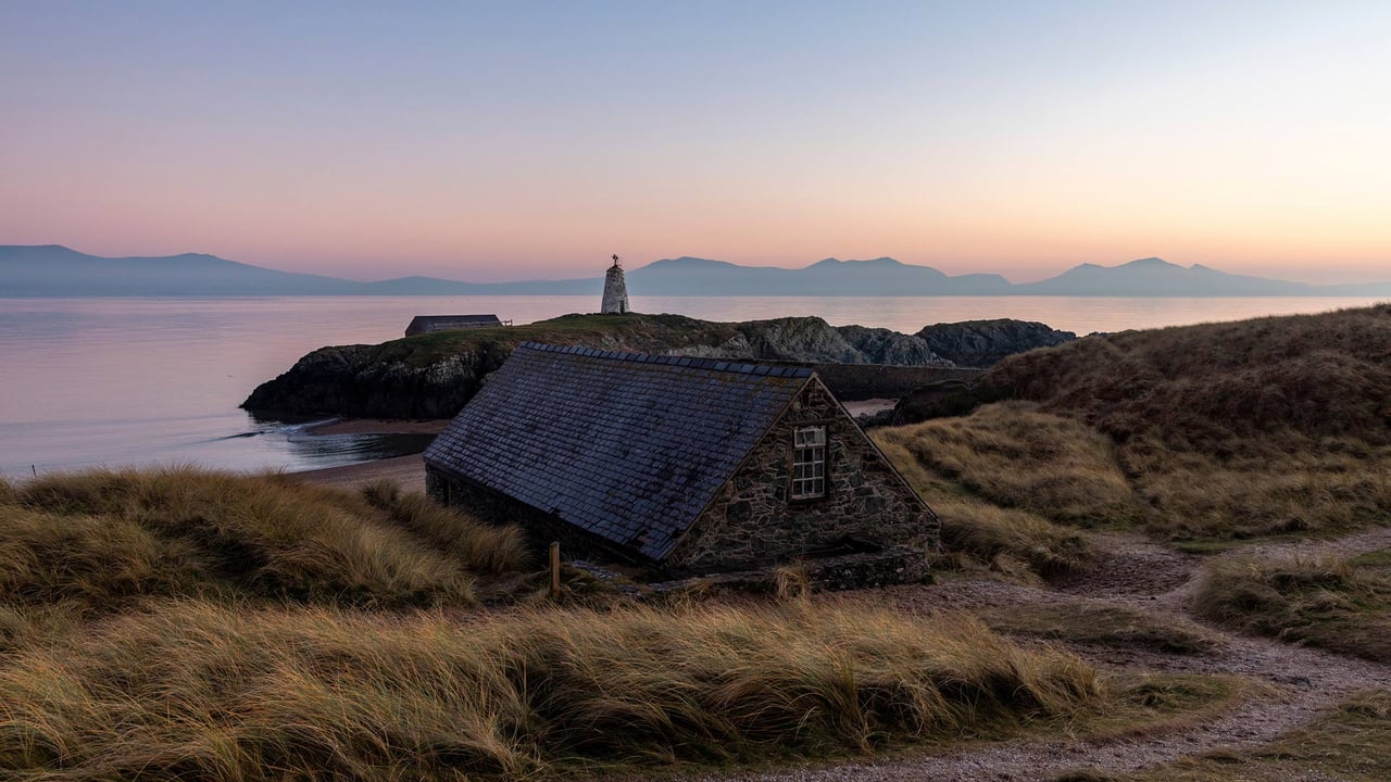 Cottage with Tŵr Mawr Lighthouse in the background, Ynys Llanddwyn, Wales (© Westend61 on Offset/Shutterstock) desktop wallpaper