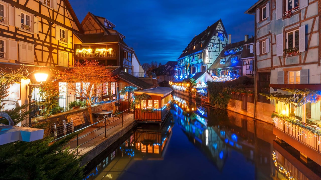 Maisons traditionnelles alsaciennes à colombages et rivière Lauch Colmar, Alsace (© KavalenkavaVolha/Getty Images) desktop wallpaper