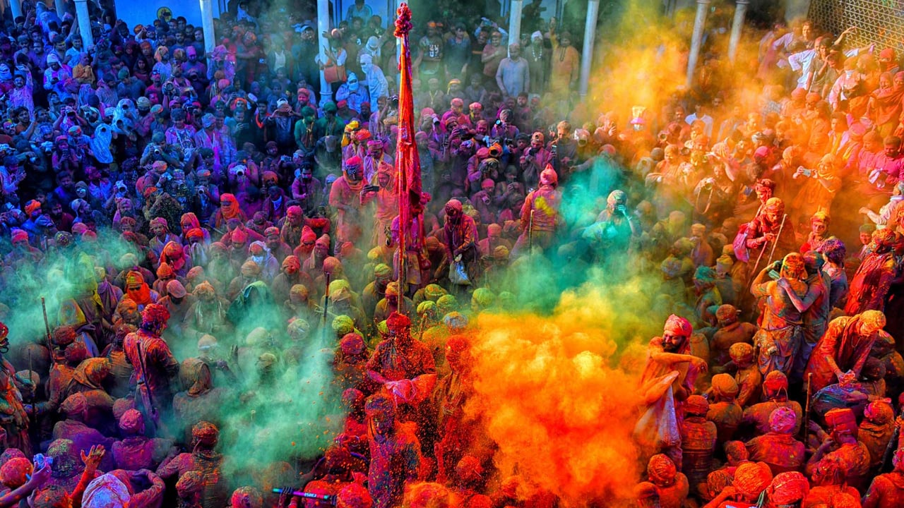 Celebrating Holi in Mathura, Uttar Pradesh, India (© Avishek Das/SOPA Images/LightRocket via Getty Images) desktop wallpaper