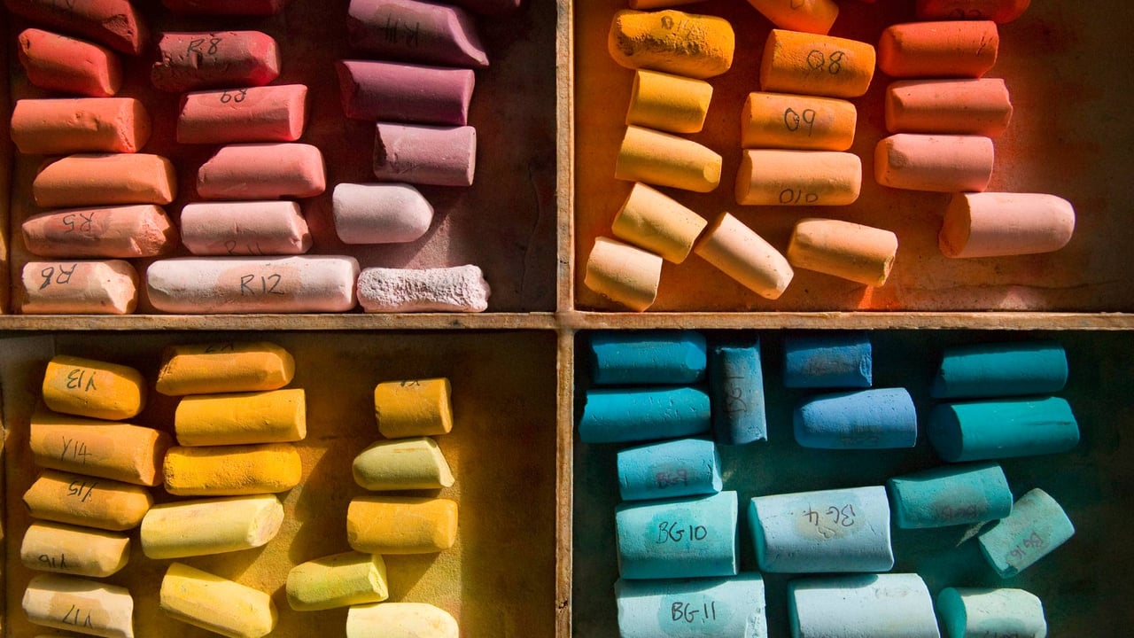 Colorful pastel chalk (© Stephen Shepherd/plainpicture) desktop wallpaper