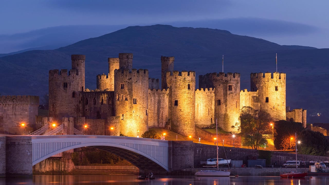Conwy Castle illuminated at night, Conwy (© Jon Arnold/DanitaDelimont.com) desktop wallpaper