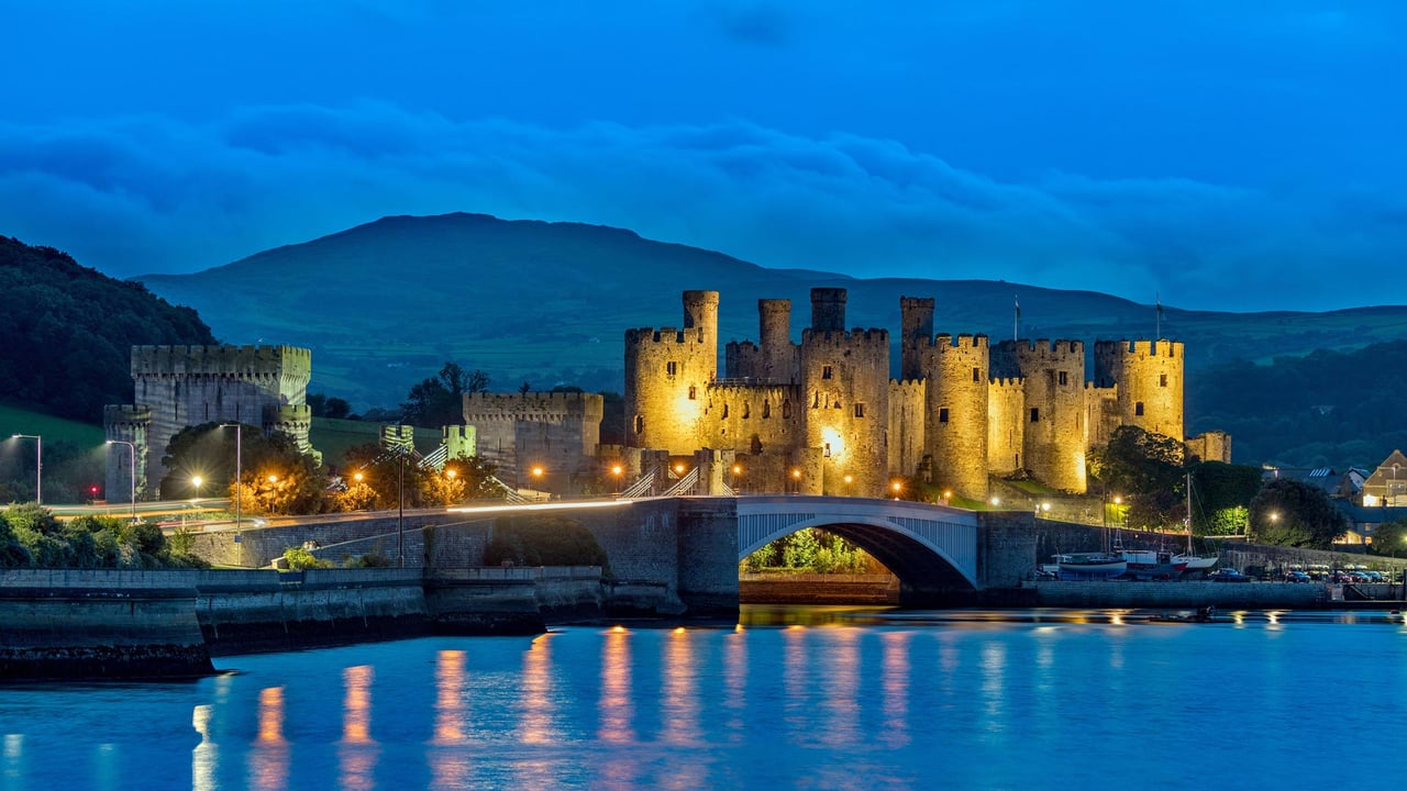 Conwy Castle looking over the River Conwy, Wales (© David Chapman/Alamy) desktop wallpaper