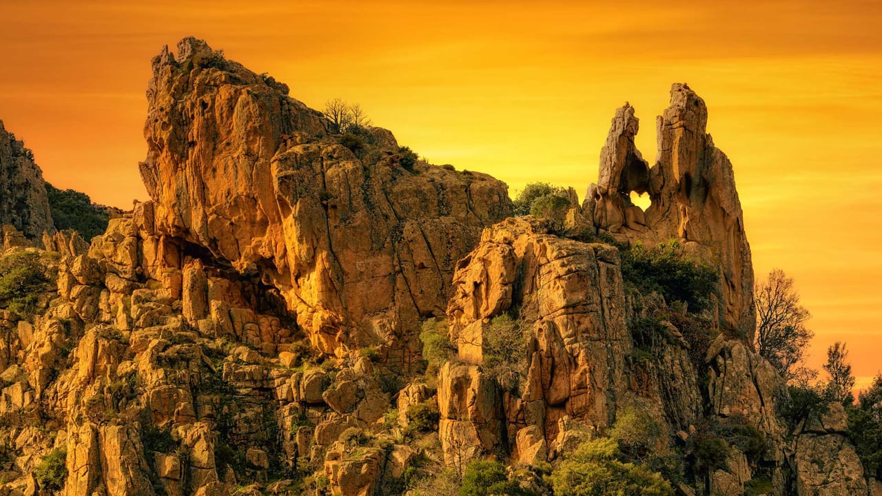 A heart-shaped hole in the rock formation of Calanques de Piana in Corsica, France (© joningall/Getty Images) desktop wallpaper