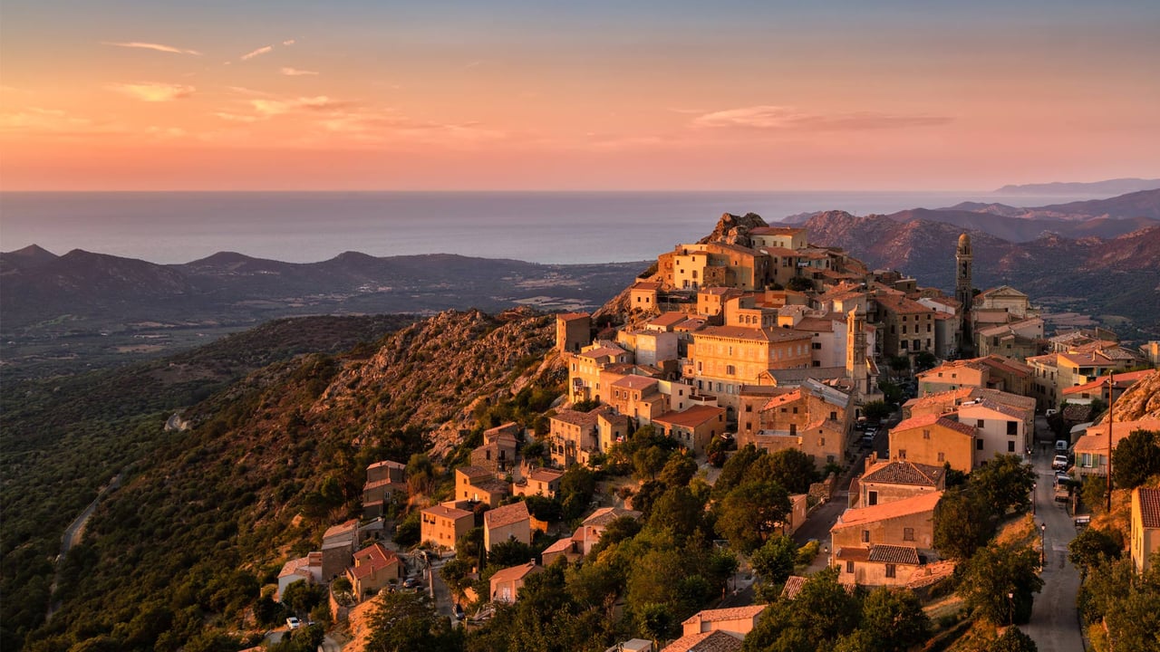Soleil du soir sur le village perché de Speloncato en Corse (© joningall/iStock/Getty Images Plus) desktop wallpaper