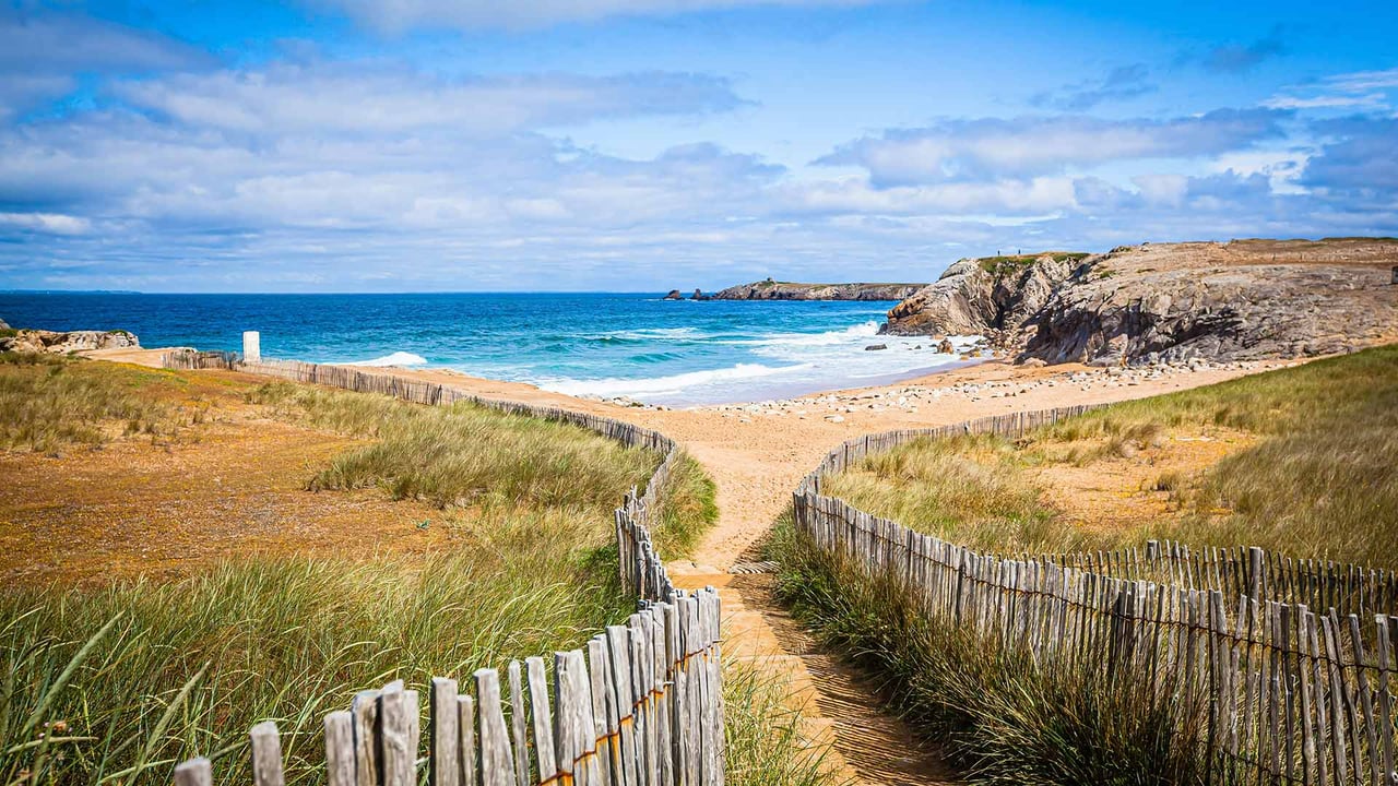 Plage sur la presqu’île de Quiberon, Côte Sauvage, Bretagne (© hardyun/Adobe Stock) desktop wallpaper