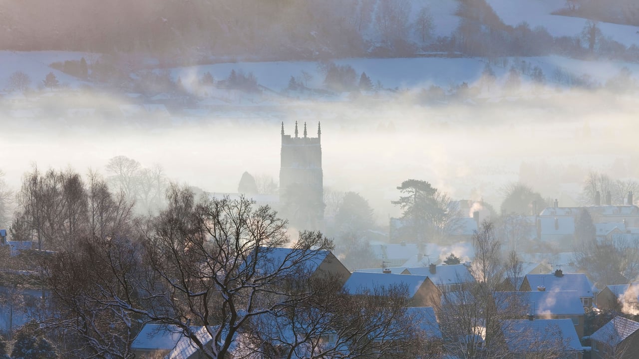View of Wotton-Under-Edge, Cotswolds, in winter with snow (© Peter Adams Photography/Alamy Stock Photo) desktop wallpaper