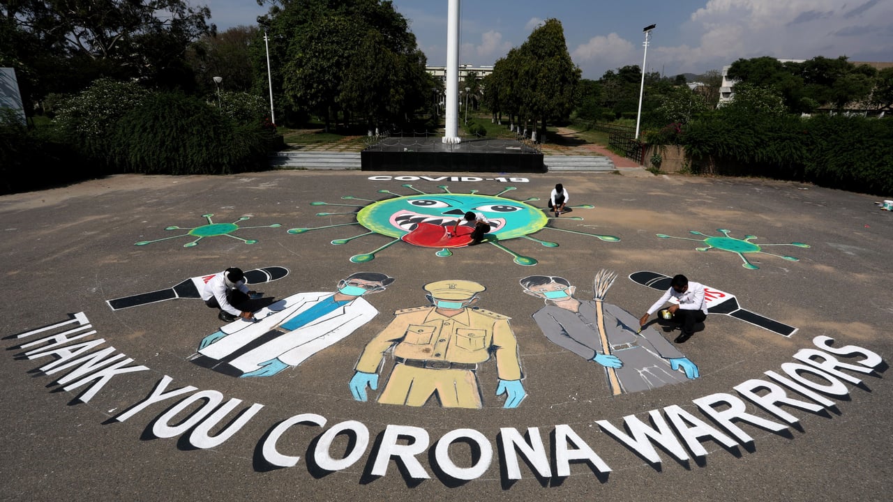 Artists of the Music and Fine Arts Institute, Jammu, paint 'Thank You Corona Warriors' (© JAIPAL SINGH/EPA-EFE/Shutterstock) desktop wallpaper