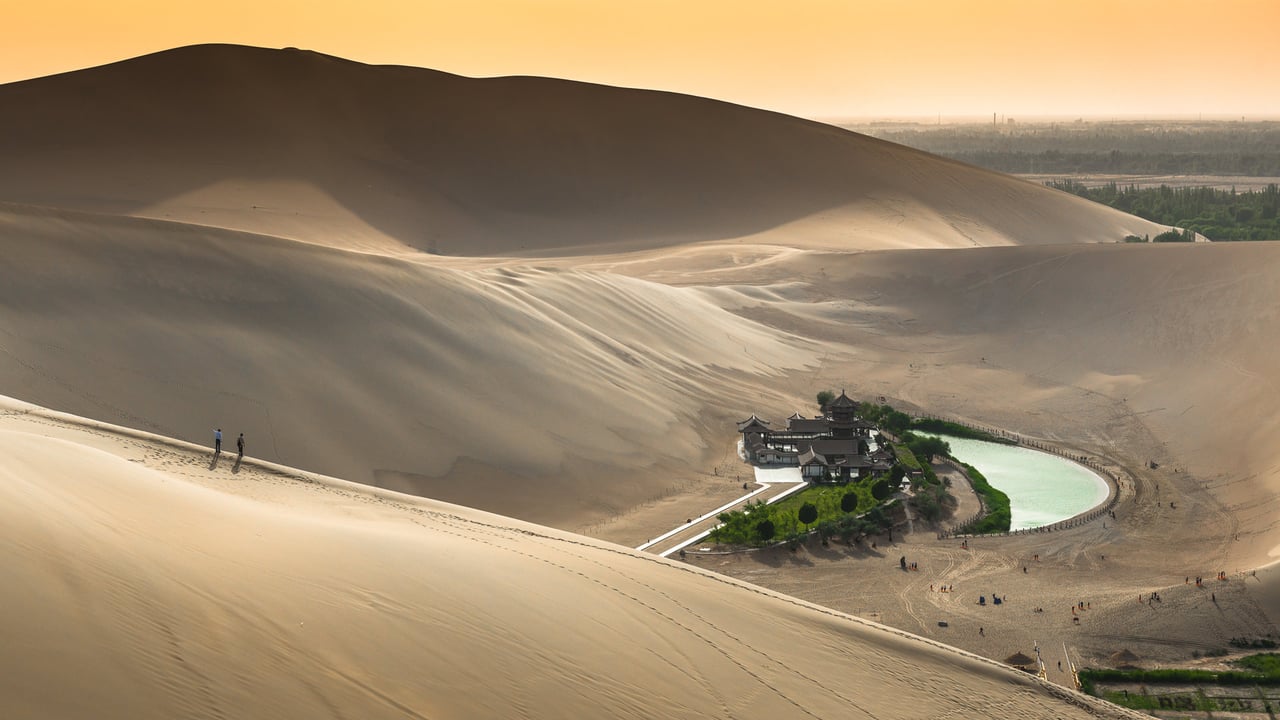 敦煌月牙泉,甘肃省,中国 (© R7 Photo/Shutterstock) desktop wallpaper