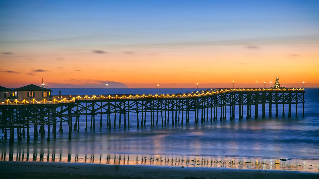 Christmas tree at Crystal Pier, Pacific Beach, San Diego, California (© SamAntonioPhotography/Getty Images) desktop wallpaper