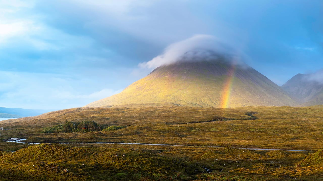 Misty peak of Glamaig, Red Hills, Isle of Skye (© fotoVoyager/Getty Images) desktop wallpaper