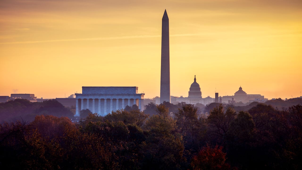 Autumn sunrise over the National Mall, Washington, DC (© WLDavies/iStock/Getty Images Plus) desktop wallpaper