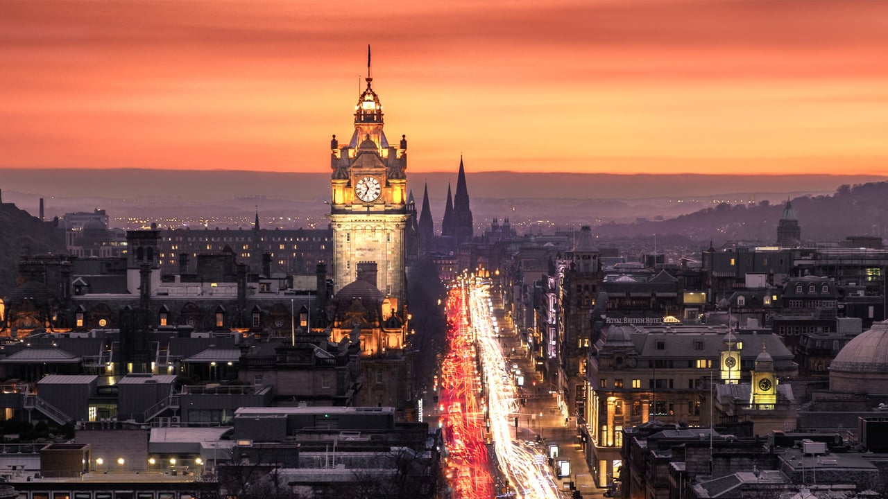 The Balmoral Clocktower, Edinburgh (© Puthipong Worasaran/Moment/Getty Images) desktop wallpaper