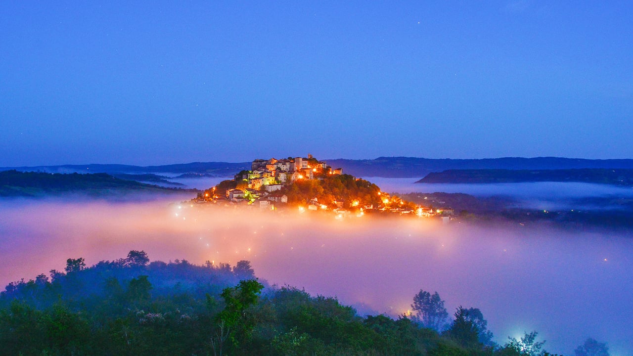 Cordes-sur-Ciel à l’aube, Occitanie, France (© Jon Davison/Alamy Stock Photo) desktop wallpaper
