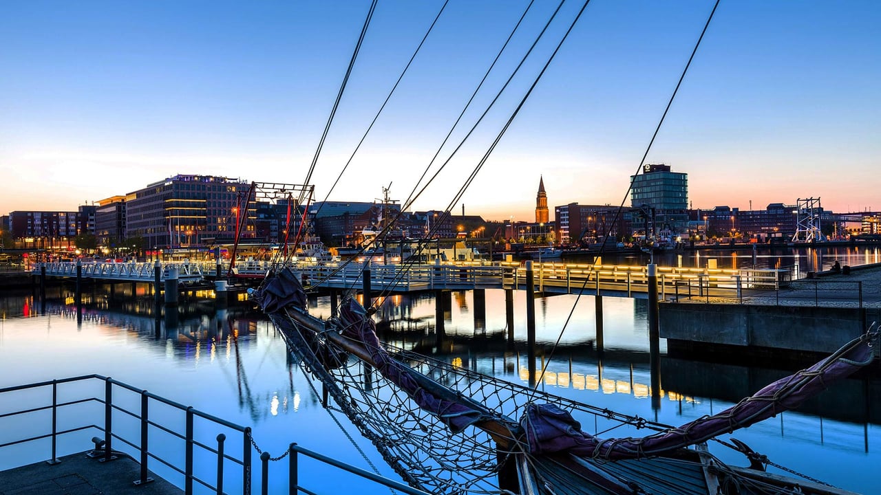 Hörnbrücke mit Stadtzentrum am Abend, Kiel, Schleswig-Holstein, Deutschland (© Sabine Lubenow/Huber Images/eStock Photo) desktop wallpaper