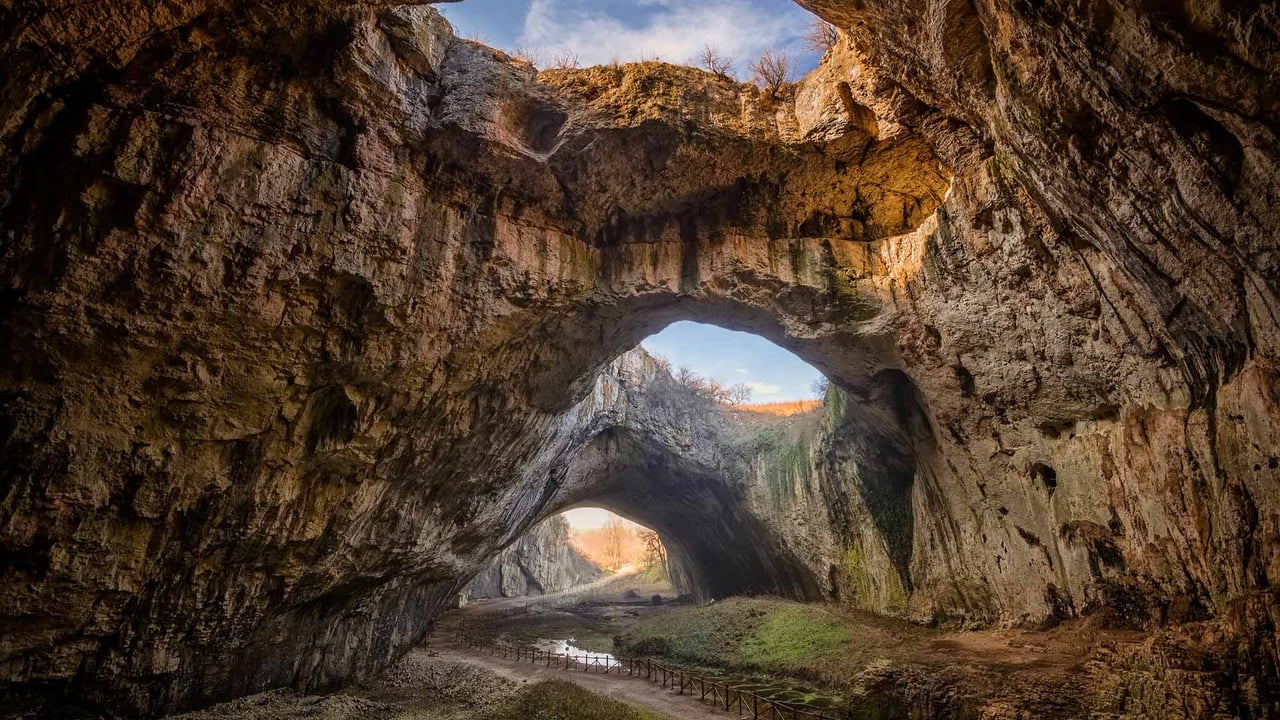 Devetashka Cave, Devetaki, Bulgaria (© Jasmine_K/Shutterstock) desktop wallpaper