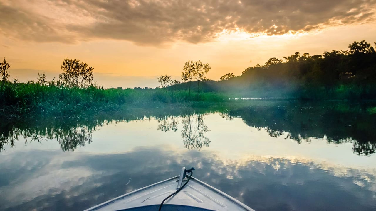 Vista de um barco na Amazônia (© StreetFlash/Getty Images) desktop wallpaper