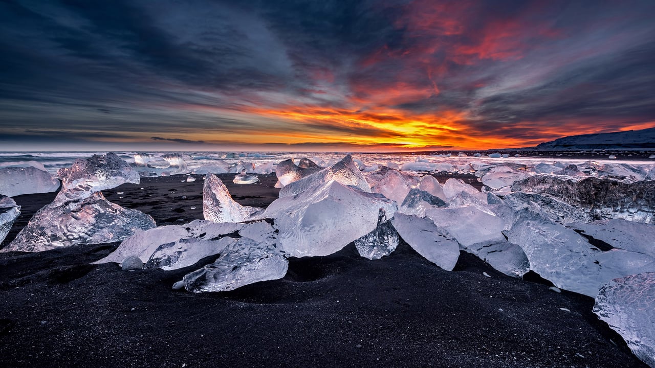 Diamond Beach across from Jökulsárlón, a glacial lagoon in Iceland (© surangaw/Getty Images) desktop wallpaper
