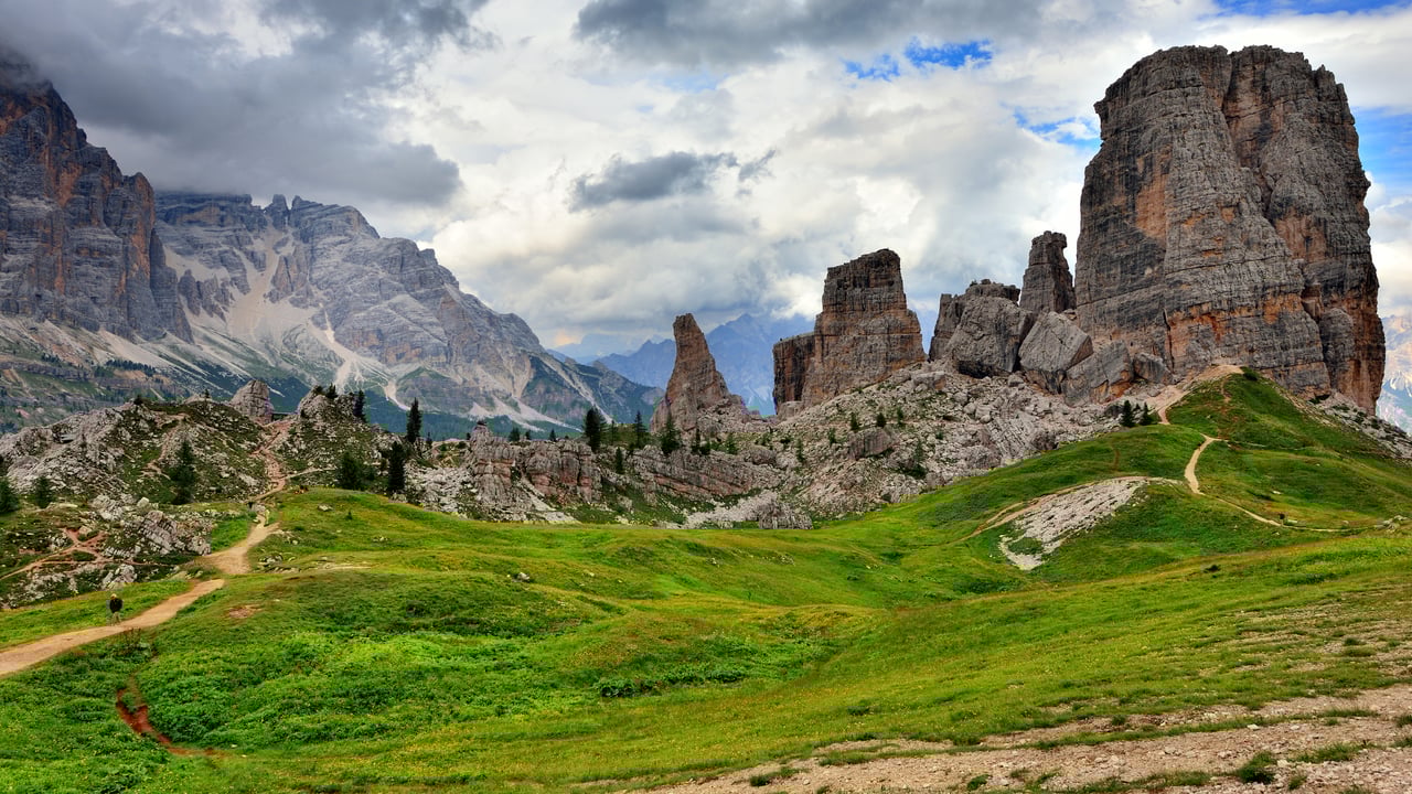 Cinque Torri, Dolomiten, Italien (© usabin/Getty Images) desktop wallpaper