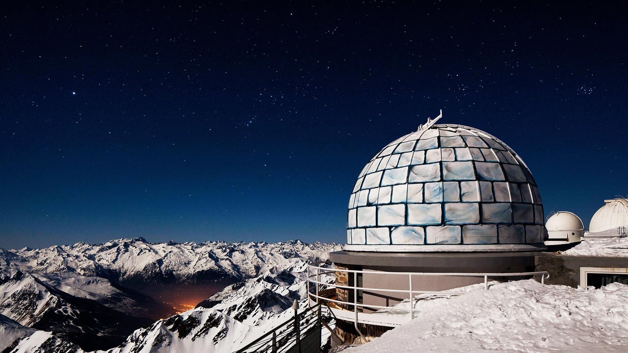 Dôme de l’observatoire du Pic du Midi de Bigorre sous un ciel étoilé, Bagnères-de-Bigorre, La Mongie, Hautes-Pyrénées, France (© Jean-Marc Barrere/hemis.fr/Getty Images) desktop wallpaper