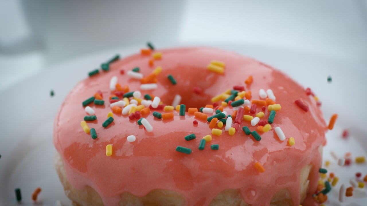 A glazed doughnut with sprinkles (© viafilms/Getty Images) desktop wallpaper
