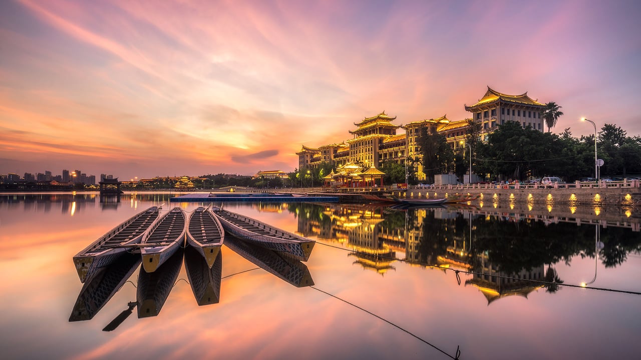 广角镜头下的厦门龙舟池,日落的光洒在传统龙舟上,中国 (© Sen Li/Getty Image) desktop wallpaper