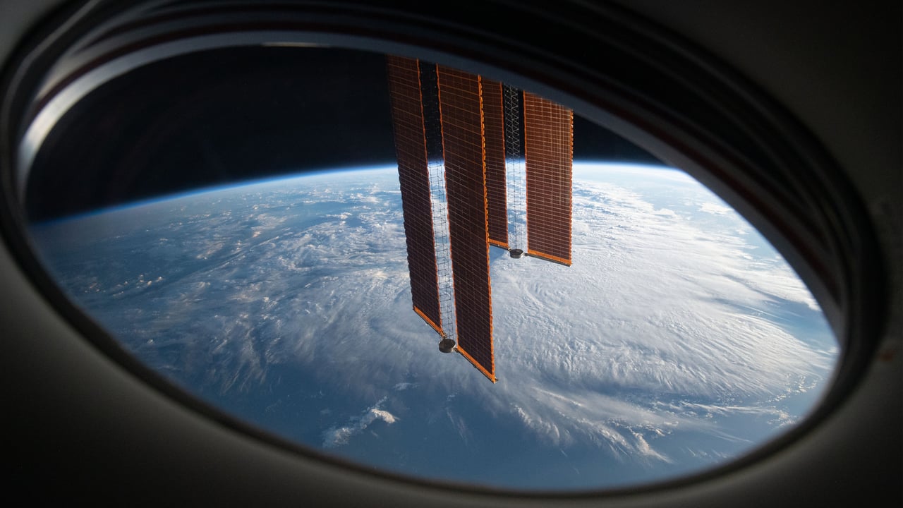 ISS main solar arrays seen from SpaceX Crew Dragon Endeavour (© NASA) desktop wallpaper