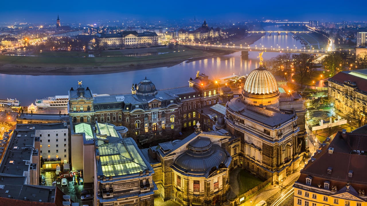 Blick von der Frauenkirche auf die Altstadt und die Elbe, Dresden, Sachsen (© Michael Abid/Mapics/Adobe Stock) desktop wallpaper