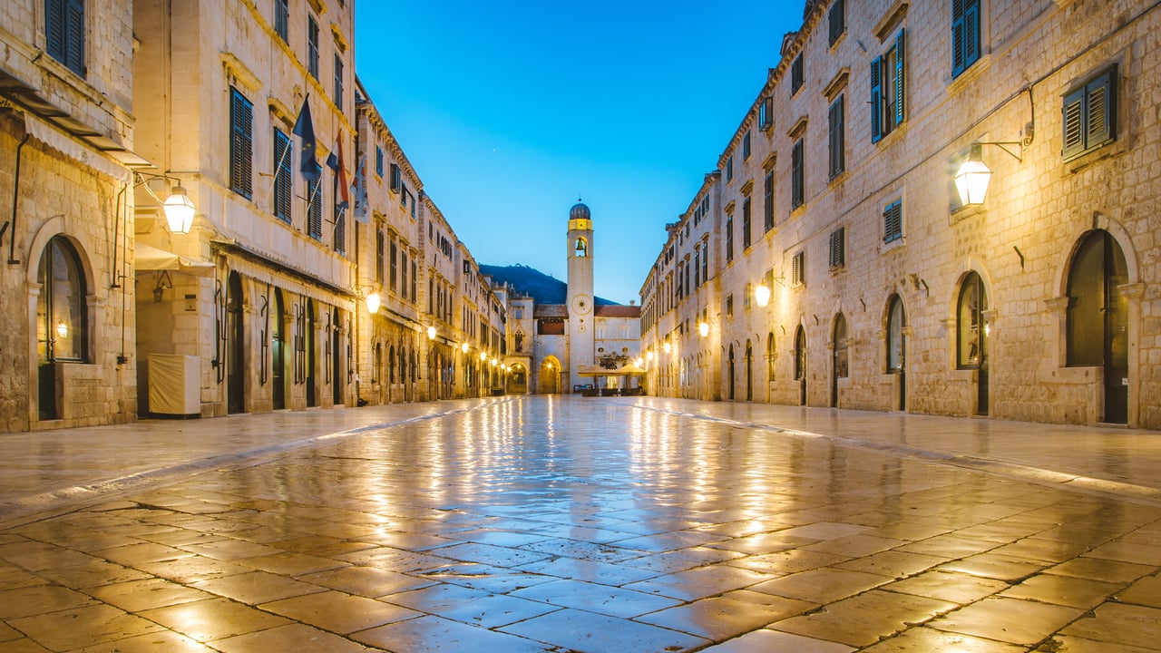 Old City of Dubrovnik in Dalmatia, Croatia (© bluejayphoto/Getty Images) desktop wallpaper
