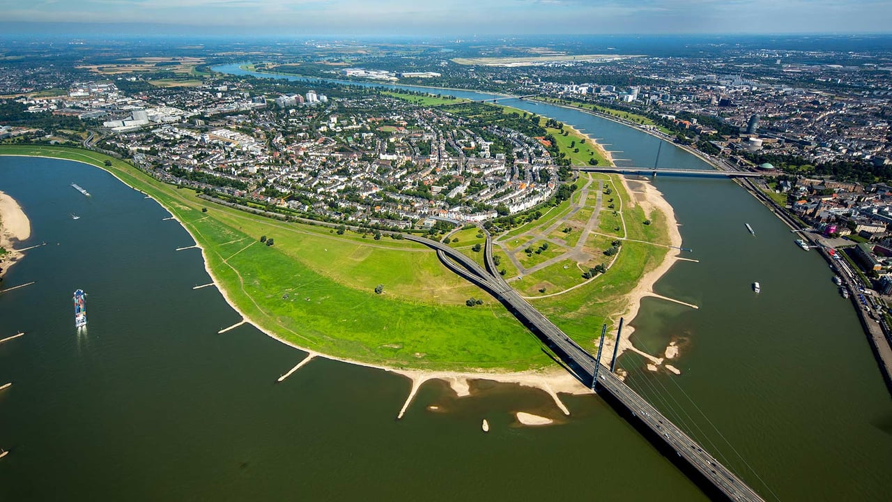 Luftbild des Düsseldorfer Stadtteils Oberkassel mit Rheinkniebrücke und Oberkasseler Brücke, Nordrhein-Westfalen (© Hans Blossey/Alamy Stock Photo) desktop wallpaper