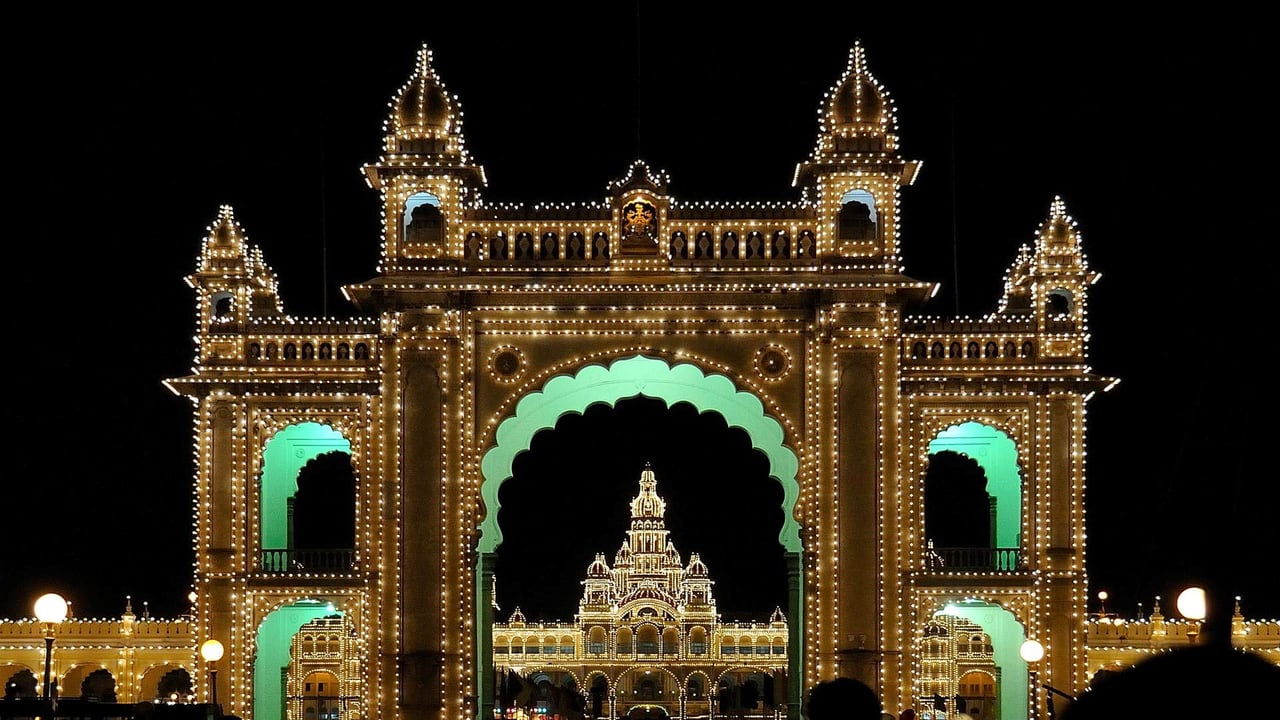 Mysuru Palace during Dasara, Karnataka (© Fameleaf Photos/Getty Images) desktop wallpaper