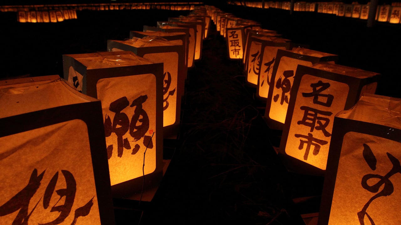 追悼イベントの灯籠, 宮城県 名取市 (© Satoshi Takahashi/Getty Images) desktop wallpaper
