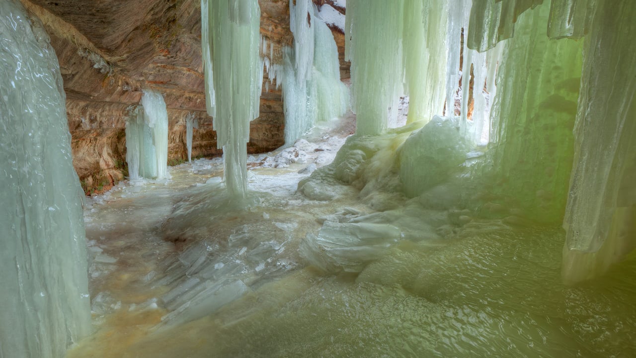 エベン氷穴, 米国 ミシガン州 (© Dean Pennala/Shutterstock) desktop wallpaper