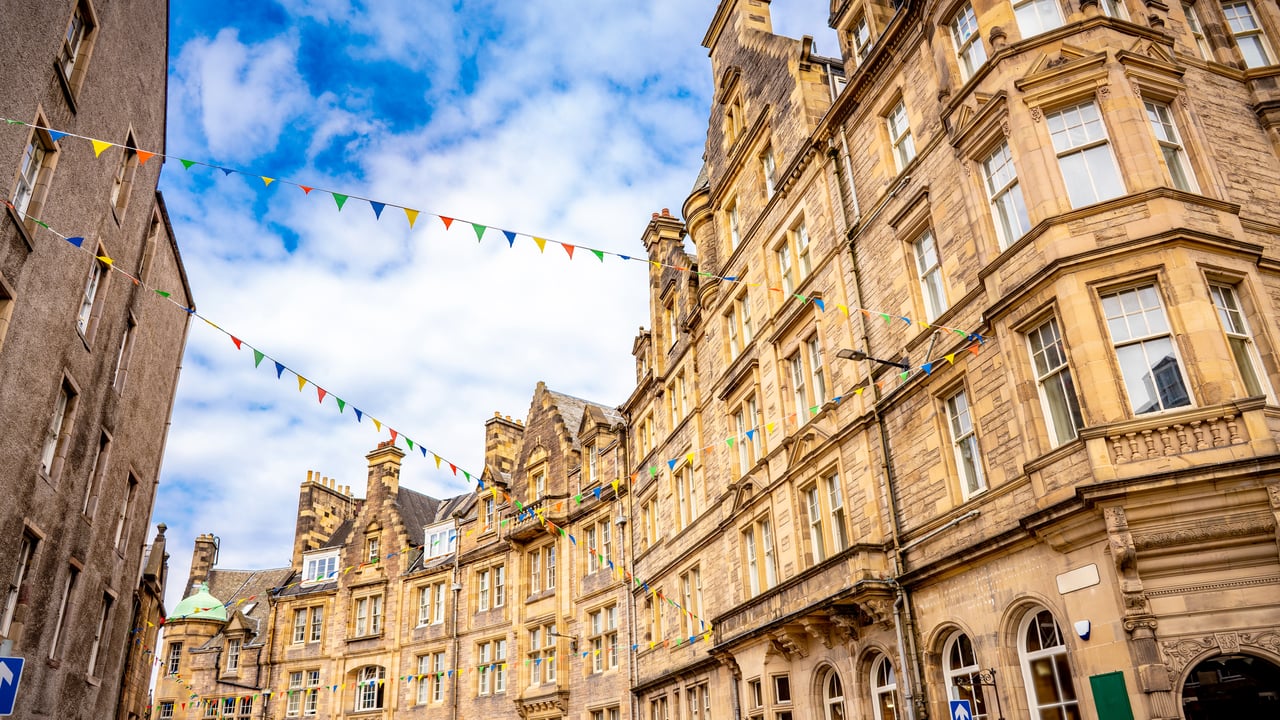 Royal Mile, Edinburgh, Scotland (© MEDITERRANEAN/Getty Images) desktop wallpaper