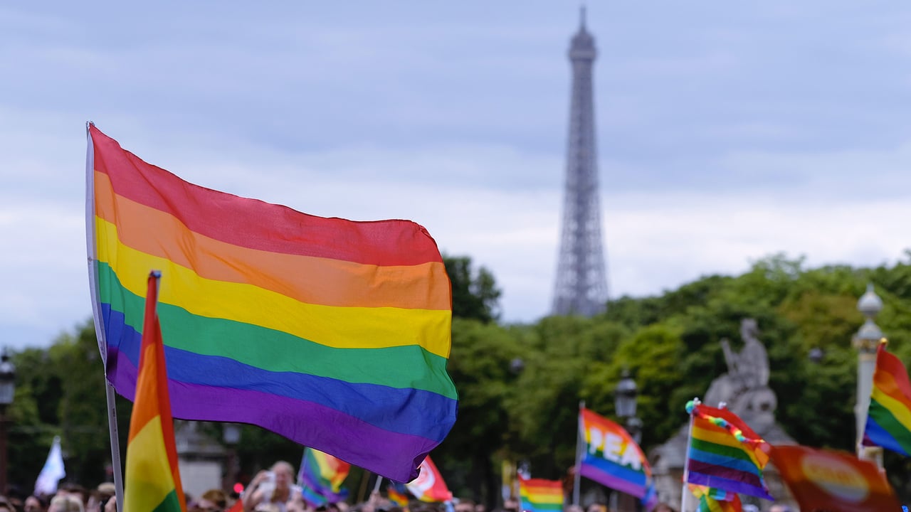 Drapeau arc-en-ciel flottant près de la Tour Eiffel lors de la Marche des fiertés de Paris (© Aflo Co. Ltd./Alamy Stock Photo) desktop wallpaper