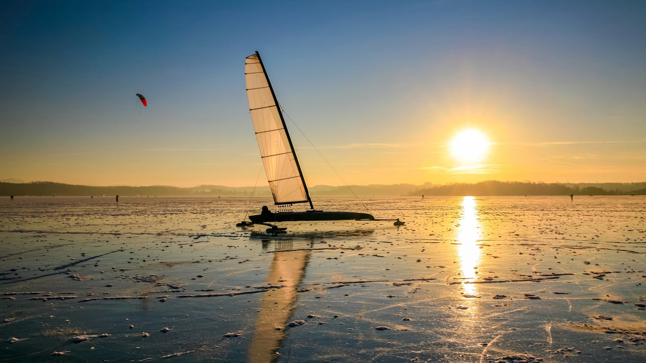 Eissegler auf dem Wörthsee, Bayern (© PK-Photos/iStock/Getty Images Plus/Getty Images) desktop wallpaper