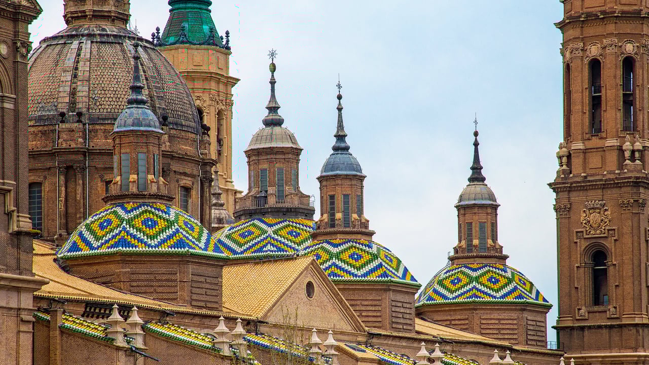 Catedral basílica de Nuestra Señora del Pilar, Zaragoza, España (© Botond Horvath/Shutterstock) desktop wallpaper
