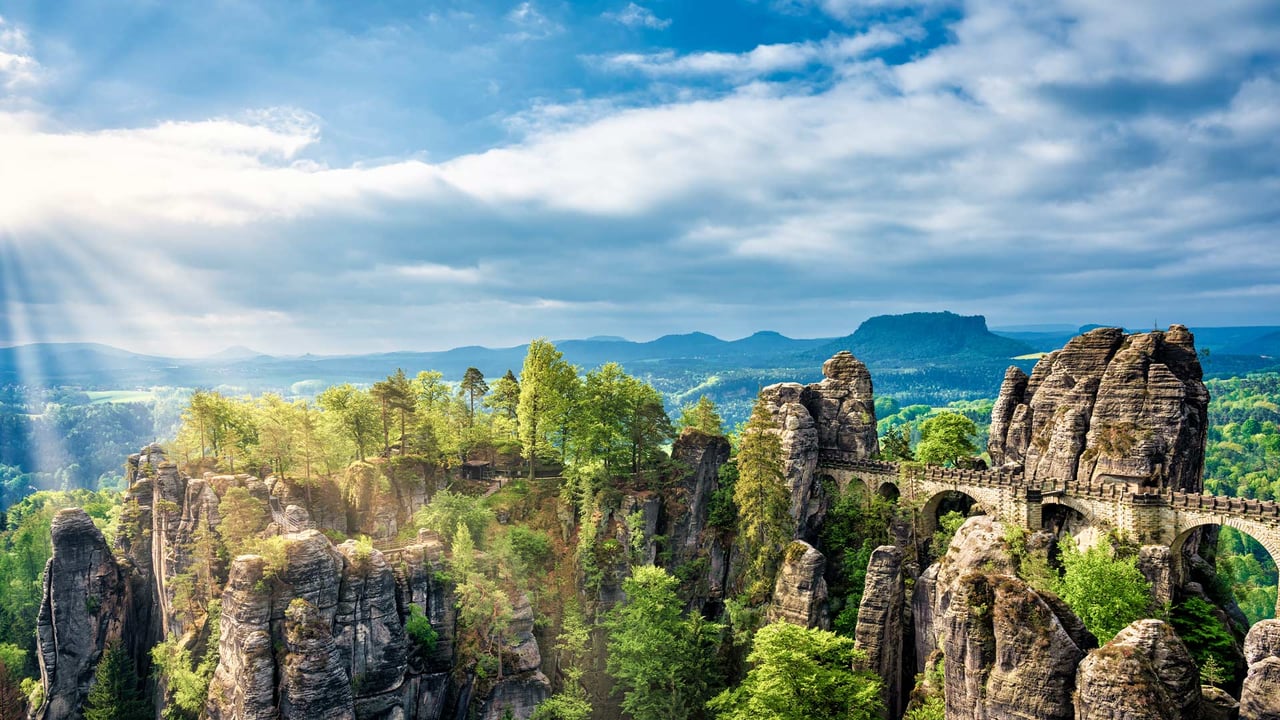 Elbsandsteingebirge und Basteibrücke im Nationalpark Sächsische Schweiz, Sachsen (© Harald Nachtmann/Getty Images) desktop wallpaper