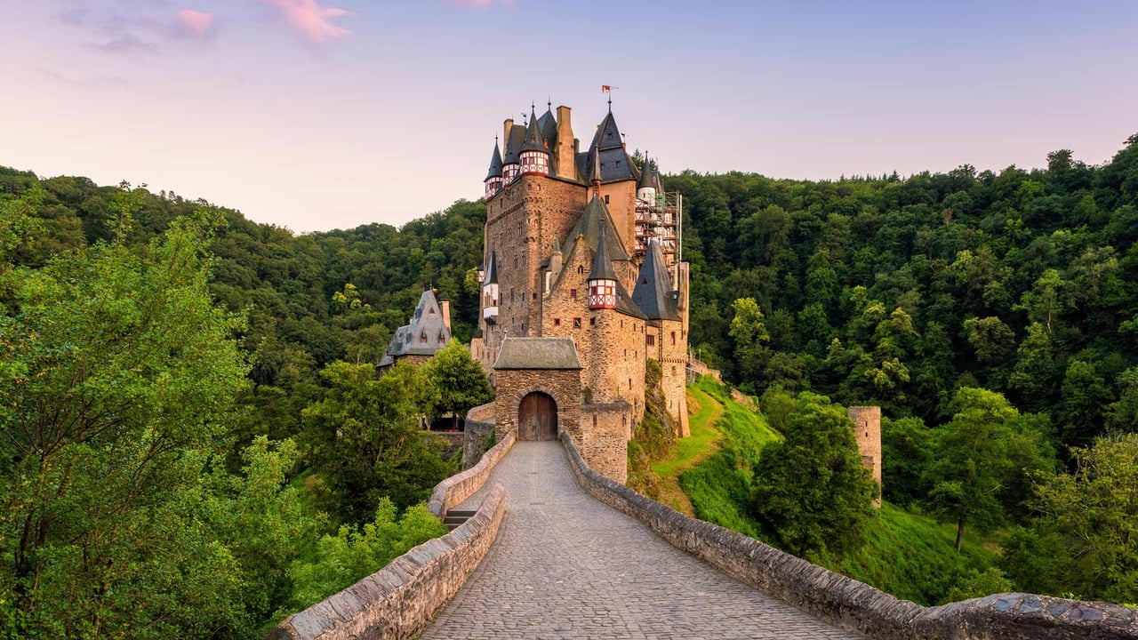 Burg Eltz, Wierschem, Rheinland-Pfalz (© Allard Schager/Alamy) desktop wallpaper