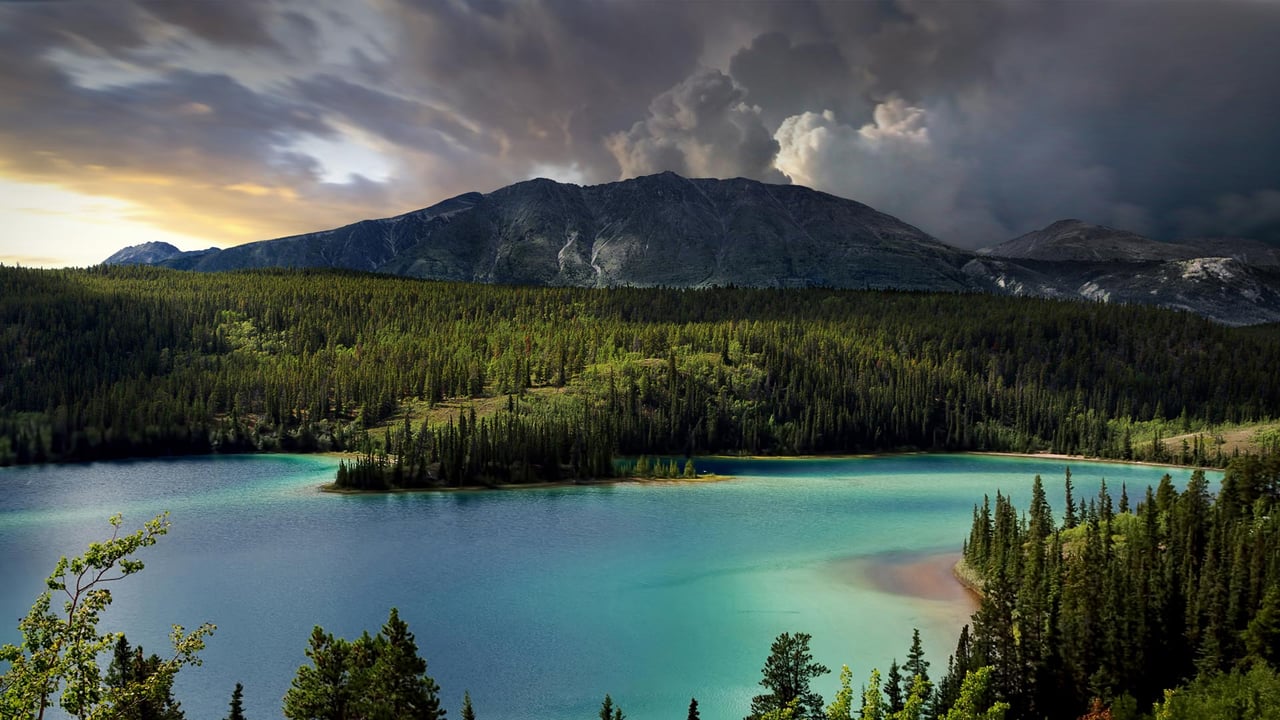 Emerald Lake, South Klondike Highway, Yukon, Canada (© artherng/Getty Images) desktop wallpaper