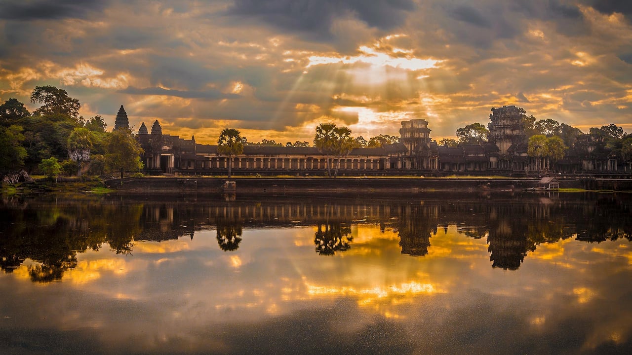 Sunrise at Angkor Wat in Cambodia (© Sergio Diaz/Getty Images) desktop wallpaper
