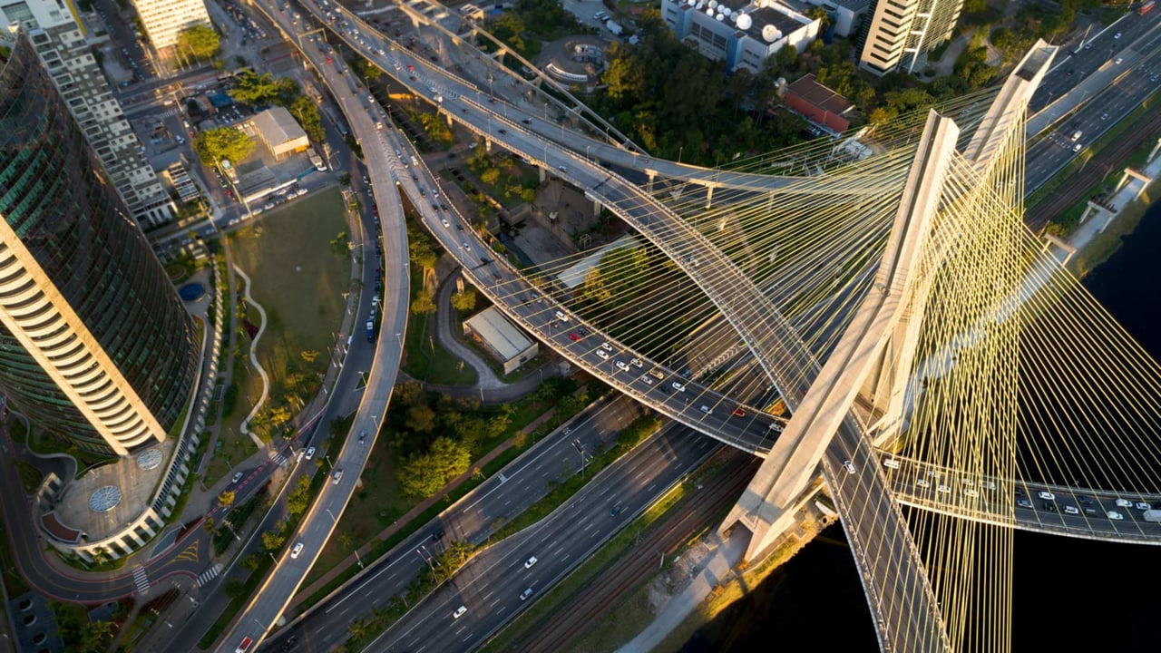 Ponte Estaiada na cidade de São Paulo (© gustavofrazao/Getty Images) desktop wallpaper