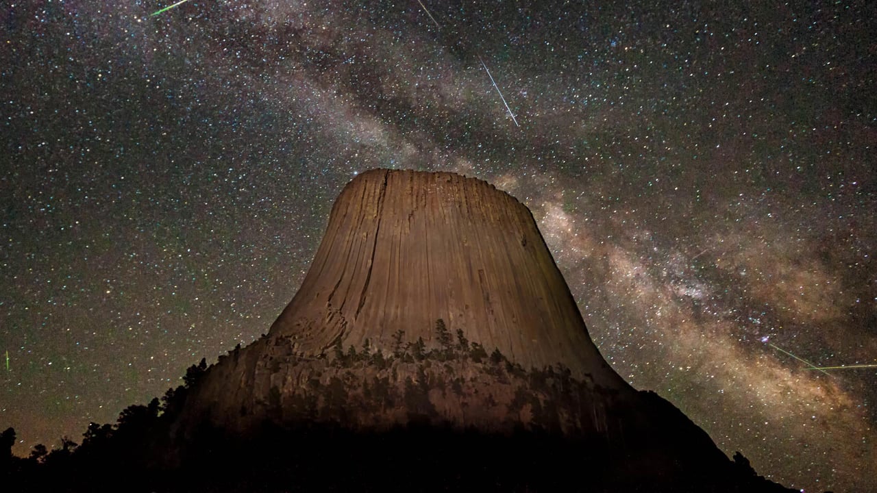 「銀河とみずがめ座η流星群」米国ワイオミング州, デビルスタワー (© Jason Hatfield/Tandem Stills + Motion) desktop wallpaper