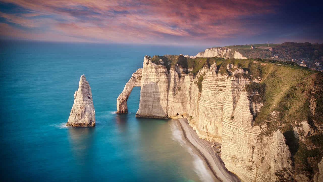 L’aiguille et la Porte d’Aval, falaises d’Étretat, Normandie (© Luis Henrique Boucault/Getty Images) desktop wallpaper