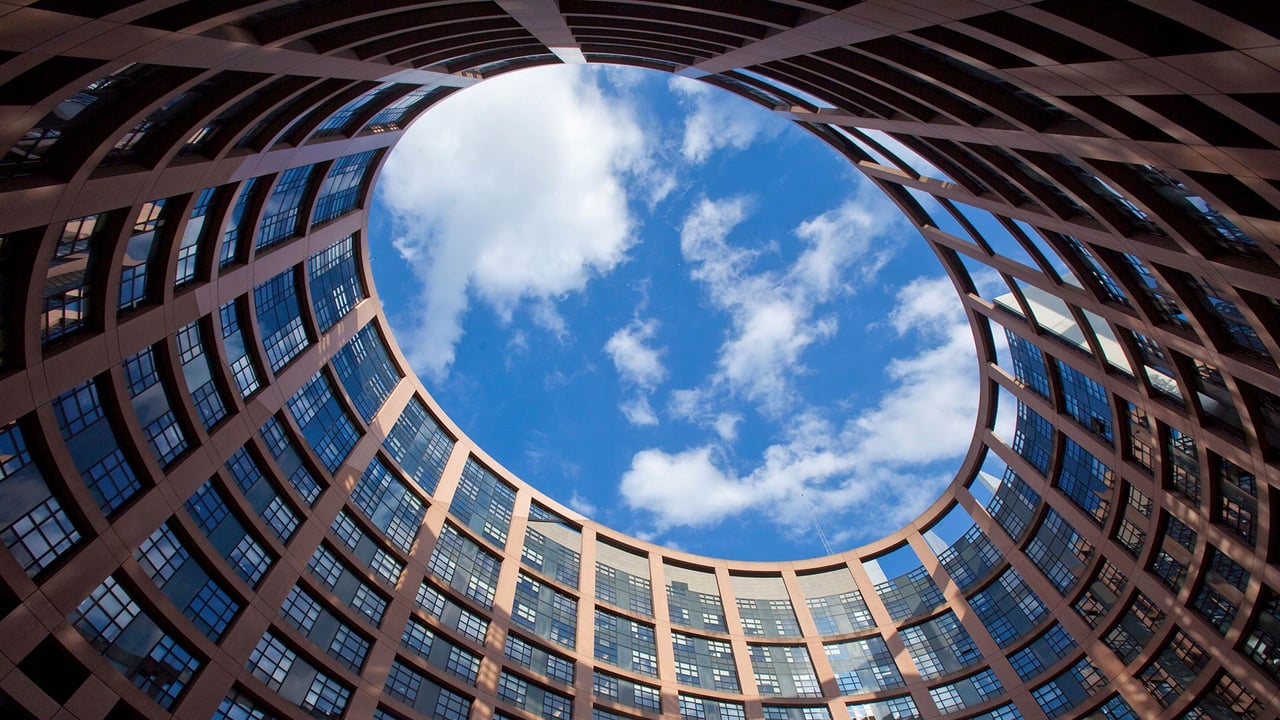 Vue du ciel depuis le bâtiment Louise-Weiss, le Parlement européen de Strasbourg, France (© Hemis/Alamy Stock Photo) desktop wallpaper