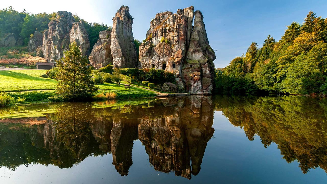 Externsteine im Teutoburger Wald, Nordrhein-Westfalen (© MoJoLo/Panther Media GmbH/Alamy Stock Photo) desktop wallpaper