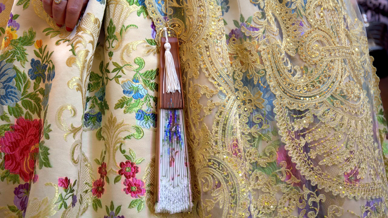 Traje típico de fallera en las Fallas de Valencia, España (© Miguel Sotomayor/Getty Images) desktop wallpaper