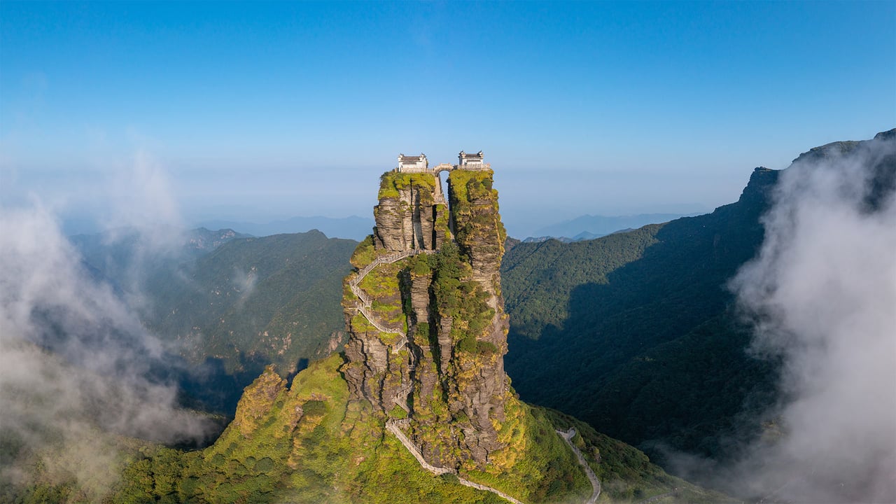 Mount Fanjing in southwest China (© zhuxiaophotography/Shutterstock) desktop wallpaper