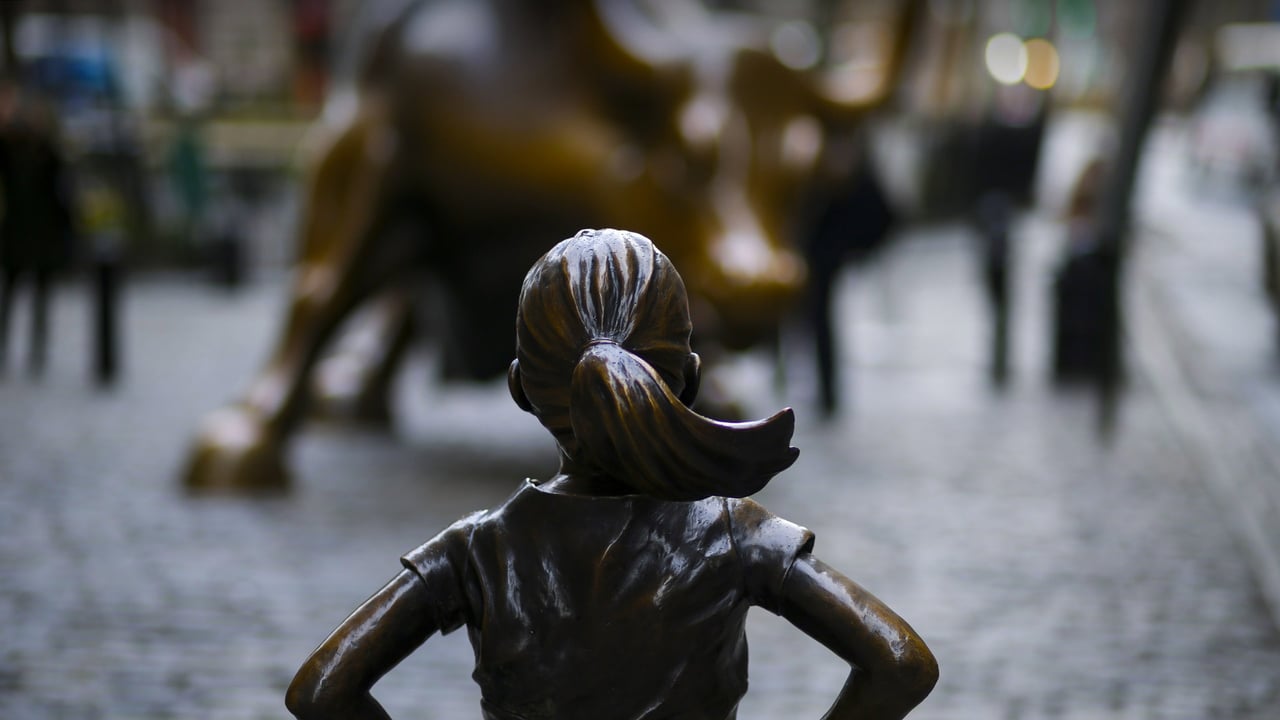 「恐れを知らぬ少女」米国ニューヨーク州, ウォール街 (© Jeenah Moon/Bloomberg via Getty Images) desktop wallpaper