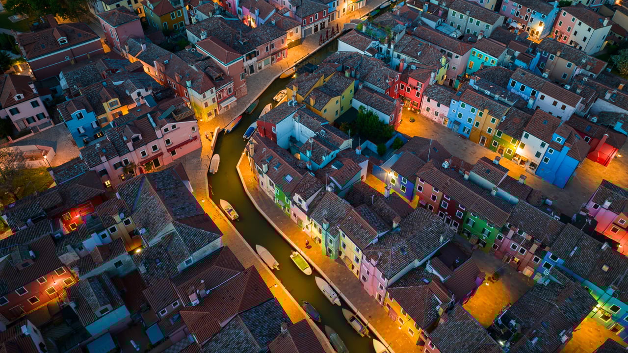 Vista aerea delle case colorate dell'isola di Burano, Laguna di Venezia, Veneto (© Pol Albarrán/Moment) desktop wallpaper