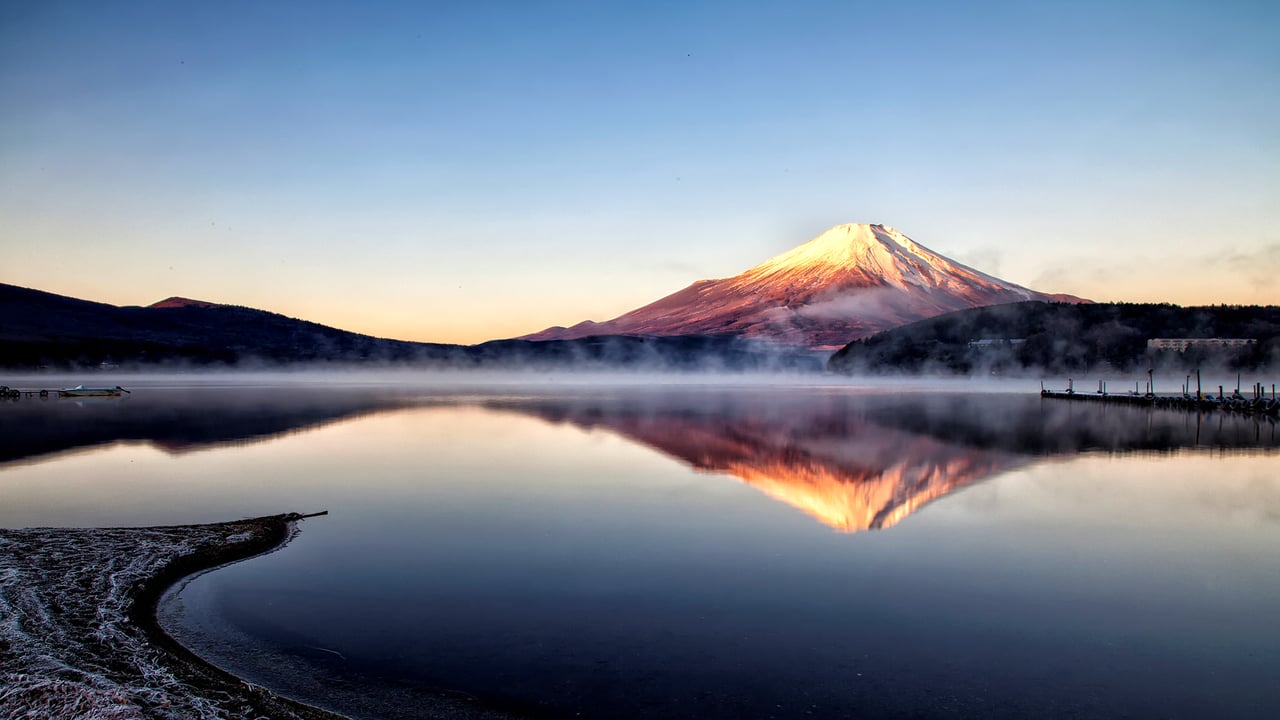 「山中湖から見た富士山の朝焼け」山梨県 (© Nyoman Sundra/GettyImages) desktop wallpaper